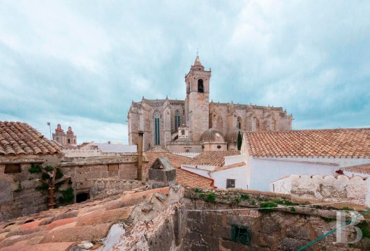 In the historic center of Ciutadella, a stately home of nearly 400 m²