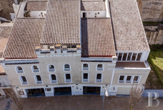 Facing the Port of Mahón, a building of over 1,300 m² on the waterfront, with potential for residential conversion