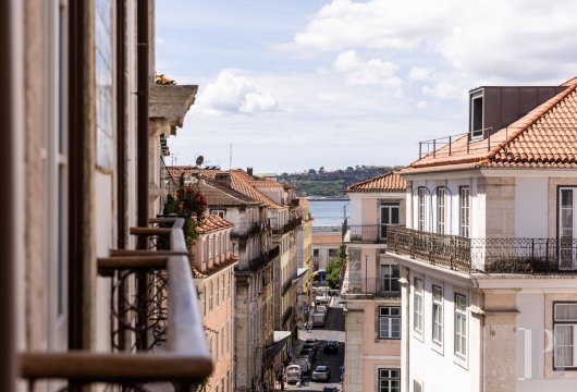 In Chiado, in a renovated Pombaline building, a studio apartment with ornate ceilings and a period fireplace