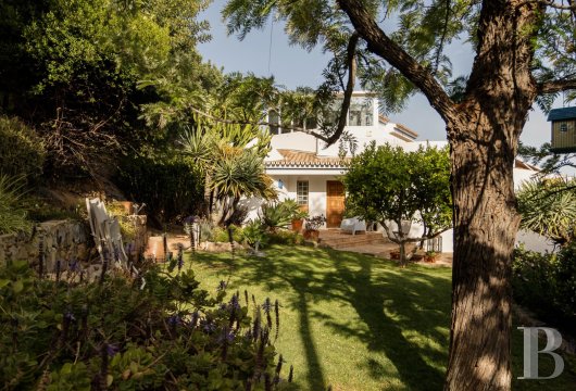 In the Faro hinterland, in Santa Bárbara de Nexe, a villa set on terraced grounds planted with fruit trees