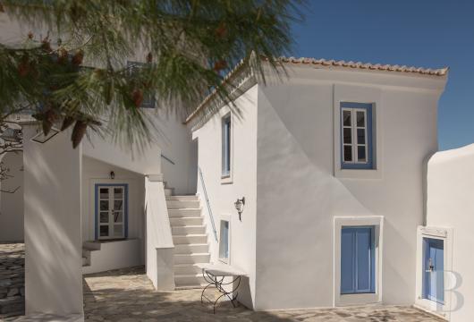 In Kranidi, a 300 m² Greek house opening onto its inner courtyard