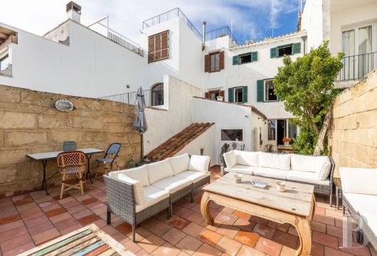 In Mahón, in the historic centre of Menorca, a house of approximately 574 m² with marès stone vaults