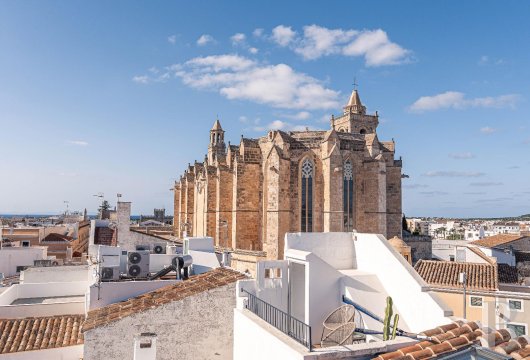 In Ciutadella, in the historic centre of Menorca, the Oleo family’s palace, covering nearly 500 m² over three ...