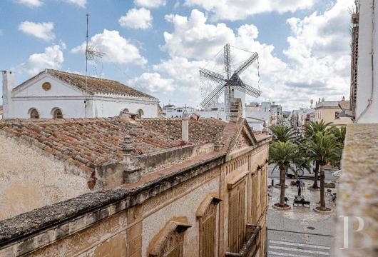 In the old town of Ciutadella, a house with a garden and panoramic views of the historic centre, to be renovated ...