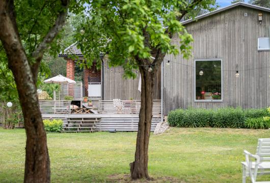 In Järna, south of Södertälje, a 1960s house fifty minutes from Stockholm