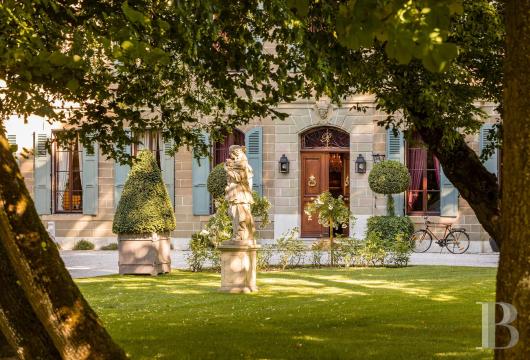 In the canton of Geneva, a patrician château dating from 1721 and its grounds, with views of Mont Blanc