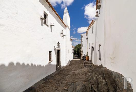 Within the walls of Monsaraz, in the Alentejo, a historic house of nearly 300 m² overlooking Lake Alqueva