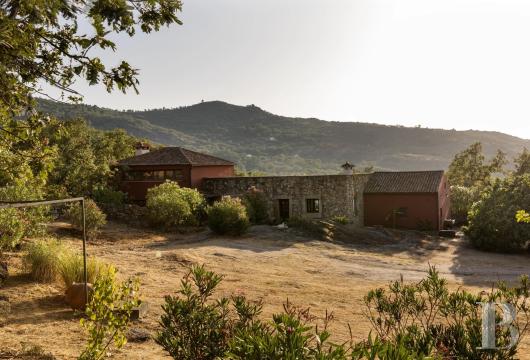 In the Serra de São Mamede Natural Park, a villa with a patio just a few kilometers from Marvão