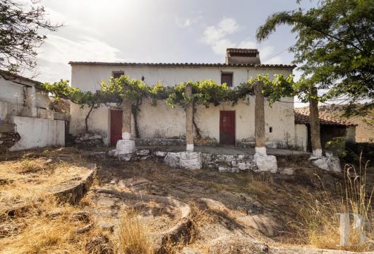 In the Serra de São Mamede Natural Park, a 1.55-hectare property with two houses in need of renovation and views ...
