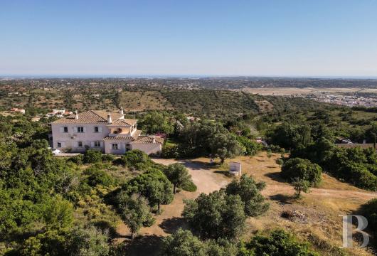 On top of a hill in the Algarve, near Albufeira, a property with panoramic views of the ocean and the countryside