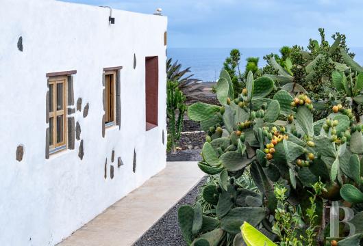 In El Cuchillo, a renovated Canarian house of about 186 m² on approximately 10,000 m² of land, located in a former ...