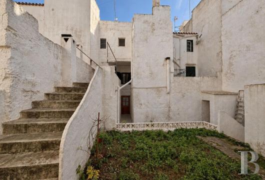 In the heart of Ciutadella’s historic center, a traditional house of approximately 202 m² in need of renovation