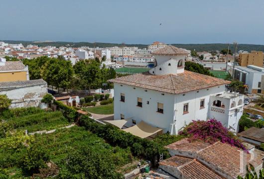 In Mahón, a residence of about 600 m² built around a former 16th-century mill