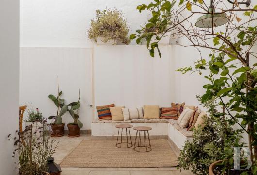 In Alaior, in the historic center, a renovated townhouse featuring its original scrollwork and rosettes